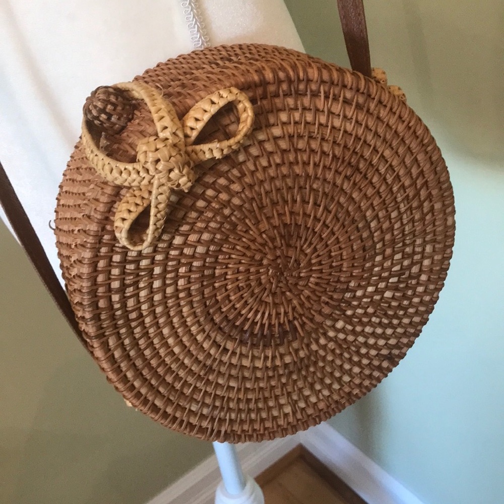 🌱🌱Round Straw Crossbody Bag Leather Strap, 8”x 3.5”